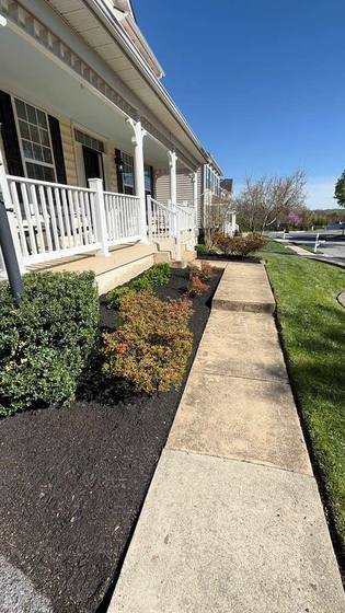 Fresh mulch and bed work by Life is Green in Maryland