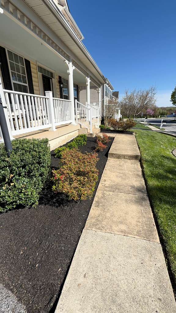 Fresh mulch and bed work by Life is Green in Maryland